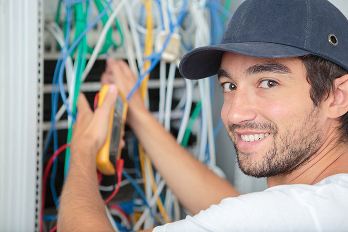 reasons-to-hire-an-electrician-MI-electrical-contractor